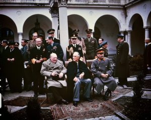 Los líderes aliados Churchill, Roosevelt y Stalin en la Conferencia de Yalta, donde se discutió el futuro de Europa tras la Segunda Guerra Mundial.