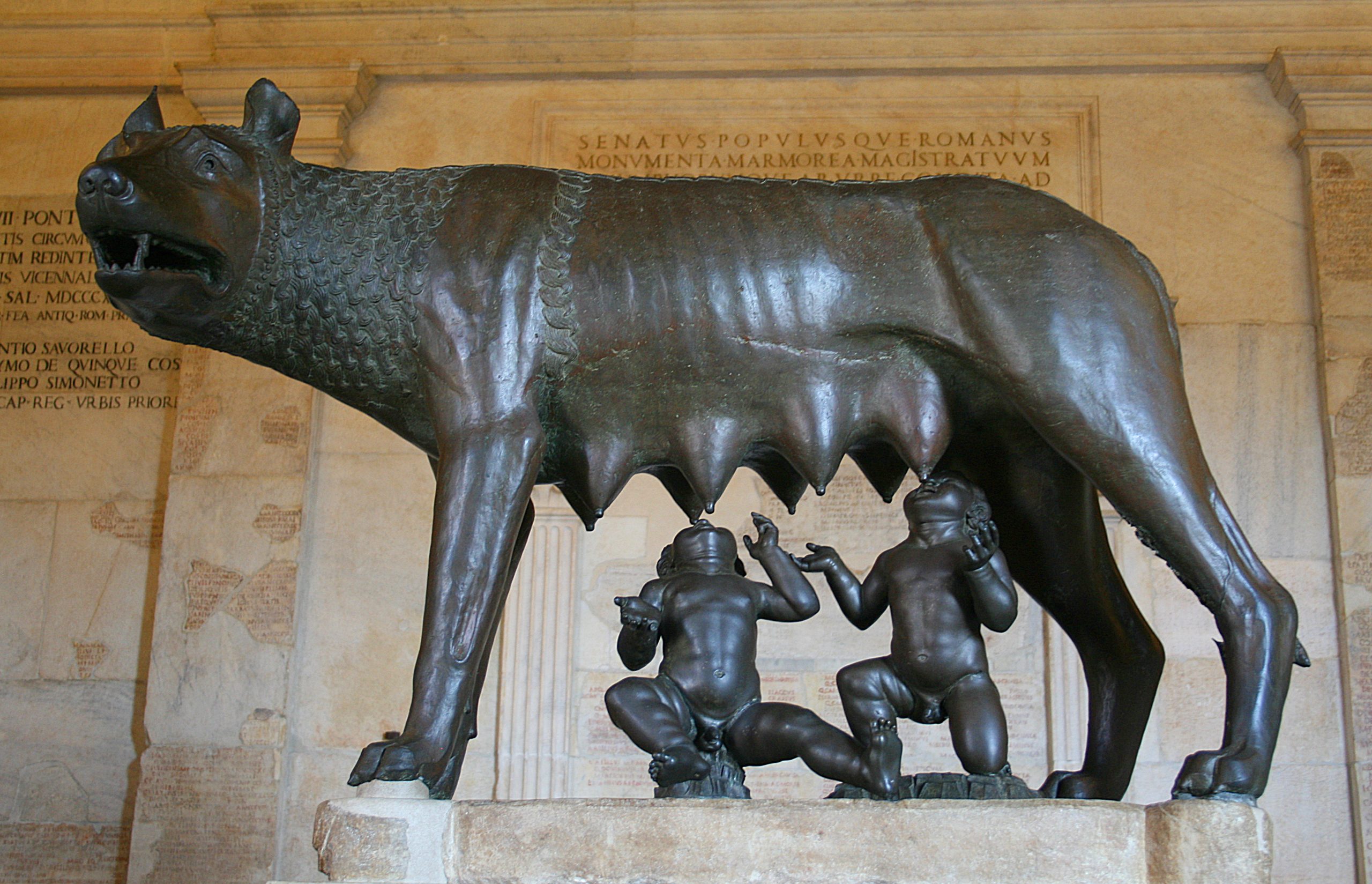 Estatua de Rómulo y Remo con la Loba Capitolina (Mito de la fundación de Roma)