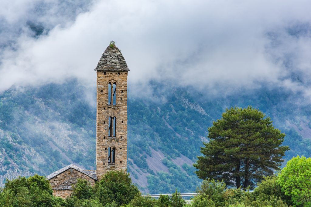 Nubes sobre la Iglesia de Sant Miquel Engolasters, Andorra.