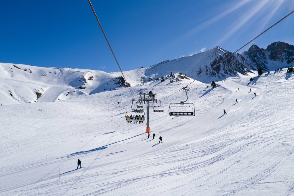 Gente montando telesilla la estación de esquí en andorra