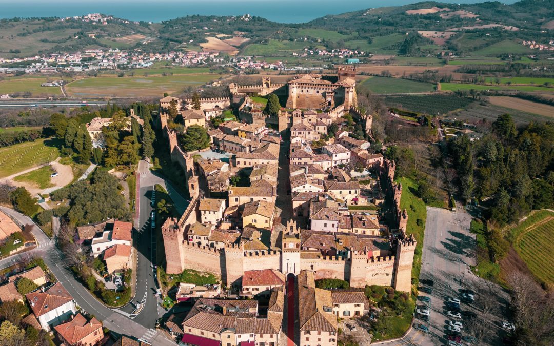 Vista aérea de una ciudad medieval italiana: Gradara