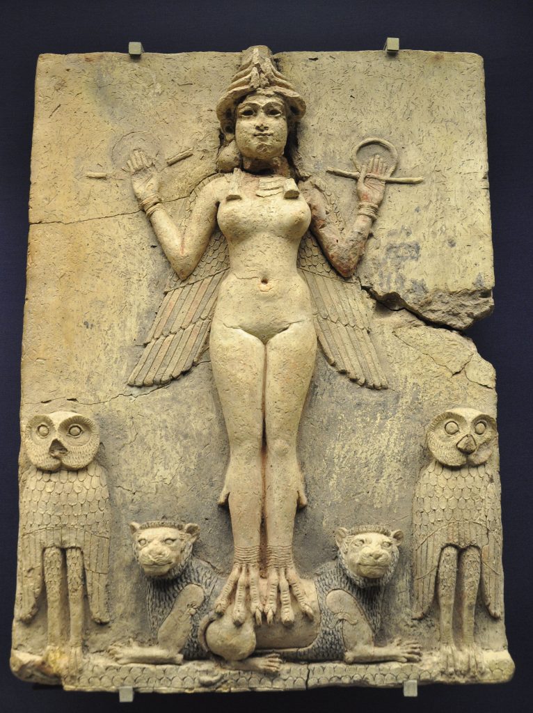 Escultura en relieve conocida como la 'Reina de la Noche' del Museo Británico, datada entre 1800 y 1750 a.C. en la antigua Babilonia. Esta obra en terracota, también llamada 'Relieve de Burney', muestra una figura divina con alas, piernas de águila, rodeada de búhos y sobre leones yacentes. Se especula que puede representar a Ishtar, deidad mesopotámica del amor y la guerra. La presencia de características aviares y búhos ha llevado a algunos a proponer un vínculo con la figura mitológica de Lilith.